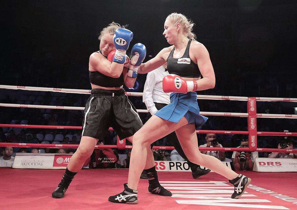 Svetlana Kulakova fighting in the boxing ring